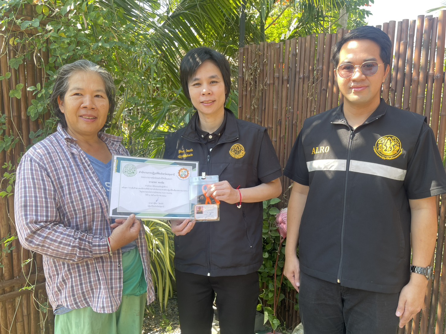 title - นางสาวฐิติมา วัฒนจัง” ปฏิรูปที่ดินจังหวัดปทุมธานี มอบประกาศนียบัตร และบัตรประจำตัวอาสาสมัครปฏิรูปที่ดินเพื่อเกษตรกรรม (อสปก.) ให้แก่ อสปก.ที่ผ่านการฝึกอบรมเชิงปฏิบัติการ 